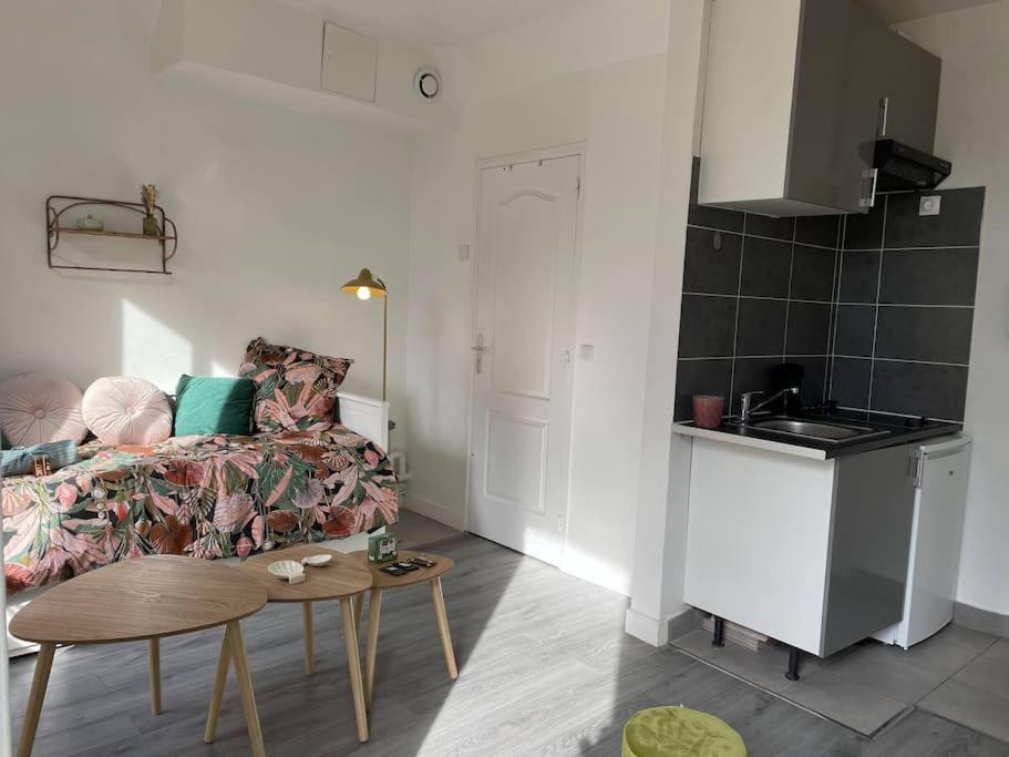 Charming Bright Sunny Studio Near Canal St Martin Paris Exterior photo